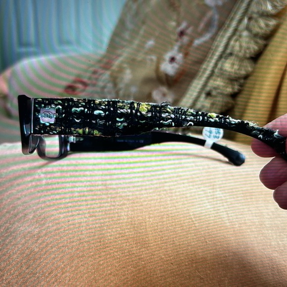 Chanel vintage tweed arms readers brand new cond - Picture 2 of 3